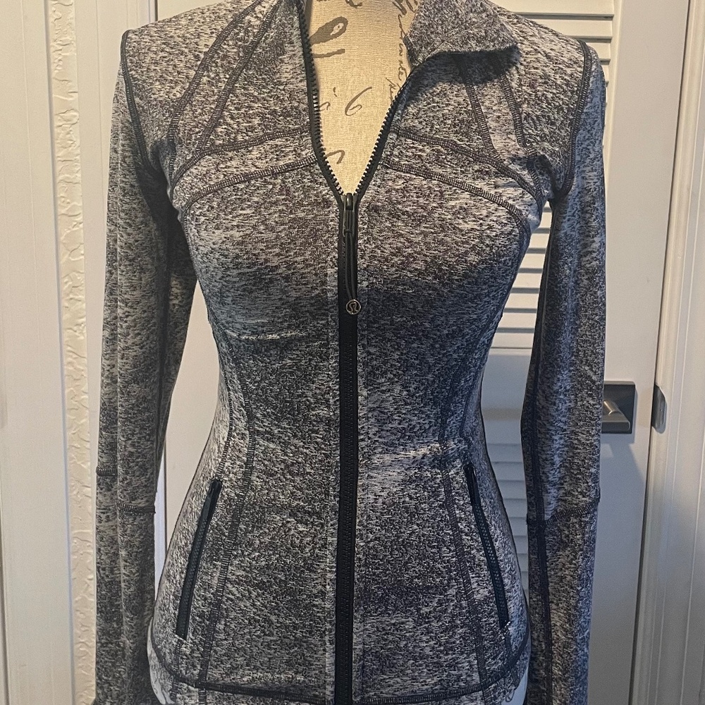 Lululemon Women's Gray Define Jacket Full Zip, thumbholes, Size 4, Barely Worn